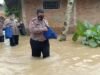 Polres Lebak, Banjir, Banjir di Lebak, Bantu Korban Banjir, Korban Banjir, Kabupaten Lebak: Basah Kuyup, Kasat Lantas Polres Lebak Salurkan Bantuan untuk Korban Banjir