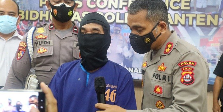 Satuan Tugas Mafia Tanah Polda Banten menangkap seorang pria berinisial RMT, 63, karena menjual tanah seluas 182 hektare milik orang lain. Modus pelaku dengan memalsukan dokumen tanah.