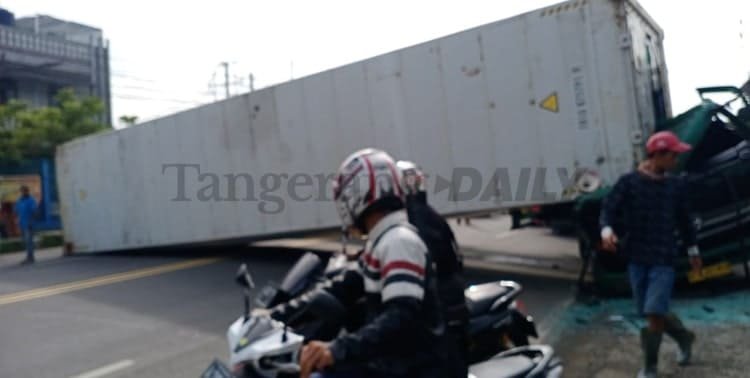 Truk Kontainer Terguling, Jalan Raya Serang Cibadak Macet