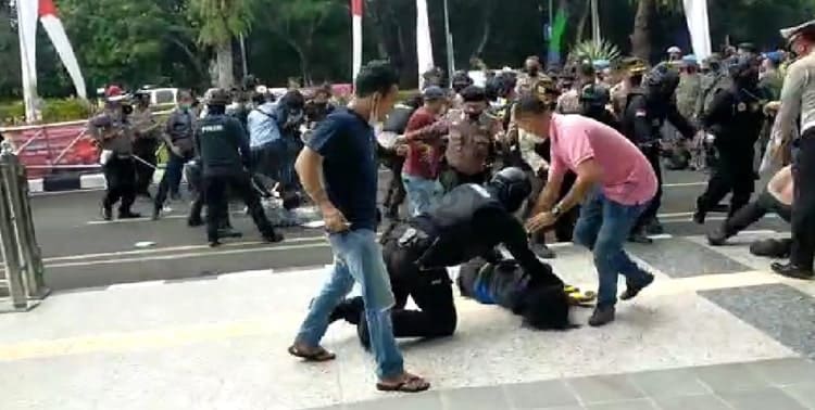 Setelah sempat diamankan dan menjalani pemeriksaan, akhirnya polisi memulangkan 19 mahasiswa pendemo HUT Kabupaten Tangerang.