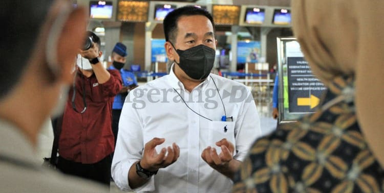 Direktur Utama PT Angkasa Pura II (Persero), Muhammad Awaluddin mengapresiasi kejujuran Halimah, petugas cleaning service  yang menemukan barang milik penumpang pesawat di Terminal 2 lalu menyerahkan ke personel Aviation Security (Asvec).