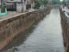 Warga perumahan Pondok Maharta, Kecamatan Pondok Aren, Kota Tangsel meminta pemerintah setempat mengeruk saluran air (drainase)