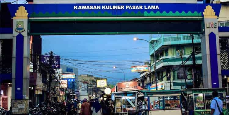 Sebagian besar warga Tangerang tentu tak asing dengan Pasar Lama, Kota Tangerang. Terletak di Jalan Kisamaun, RT 001 RW 006, Pasar Lama, Kecamatan Tangerang, Kota Tangerang, pasar tersebut menjadi salah satu tujuan berburu kuliner.