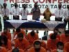 Satuan Reserse Narkoba Polres Kota Tangerang dan jajaran menangkap 34 orang pengedar dan pemakai narkoba. Tersangka di Polres Kota Tangerang