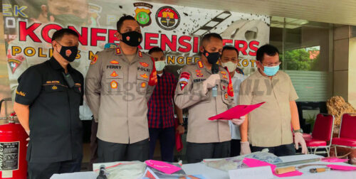 Polsek Kragilan Polres Serang menangkap IS (25), pria yang menyiram wajah mantan kekasihnya dengan air keras beberapa waktu yang lalu.