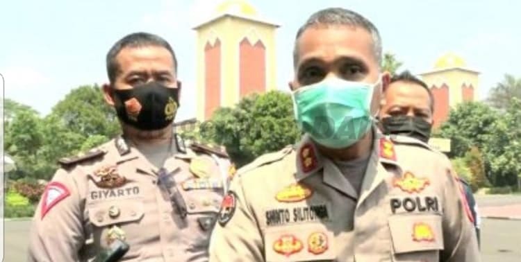 Kepala Bidang Humas Polda Banten Ajun Komisaris Besar Shinto Silitonga mengatakan Brigadir NP, anggota Polres Kota Tangerang yang membanting mahasiswa saat demo dikenakan pasal berlapis dalam aturan internal.