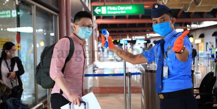 Bandara Soekarno-Hatta menyiapkan layanan layanan RT-PCR drive thru dengan hasil cepat untuk penumpang domestik.