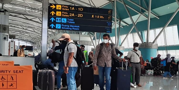 Sebanyak 12 warga negara asing asal negara Sri Lanka ditolak masuk ke Indonesia melalui Bandara Soekarno-Hatta.