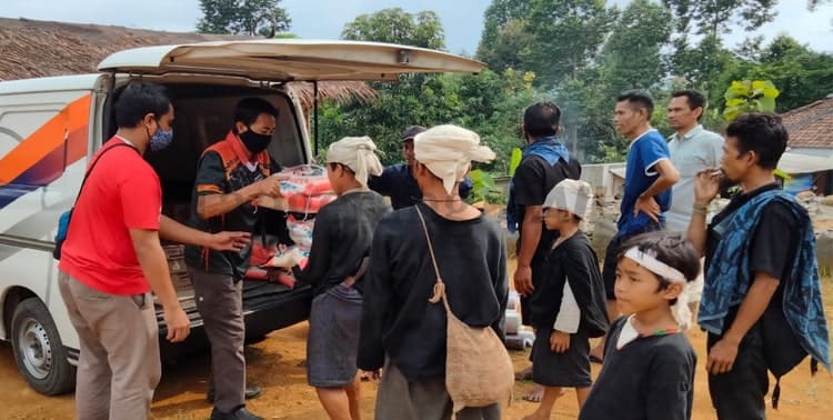 Astra Tol Tangerang - Merak memberikan bantuan bagi warga  korban kebakaran di permukiman Suku Baduy Luar di wilayah Kampung Cepak Huni, Desa Kanekes, Kecamatan Leuwi Damar, Kabupaten Lebak, Banten. 