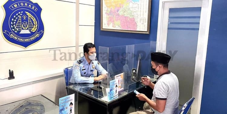 Masyarakat bisa melaporkan kegiatan dan keberadaan warga negara asing yang mencurigakan atau menganggu keamanan dan ketertiban melalui SIPOA