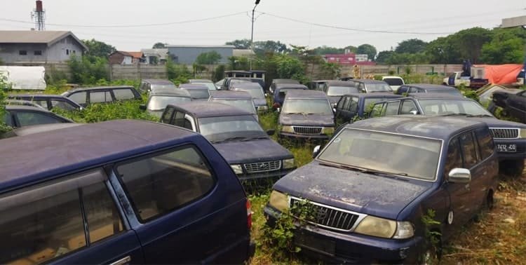 Puluhan mobil dinas Pemerintah Kota Tangerang terbengkalai di belakang gedung Dinas Perhubungan, Kelurahan Mekarsari, Kecamatan Neglasari