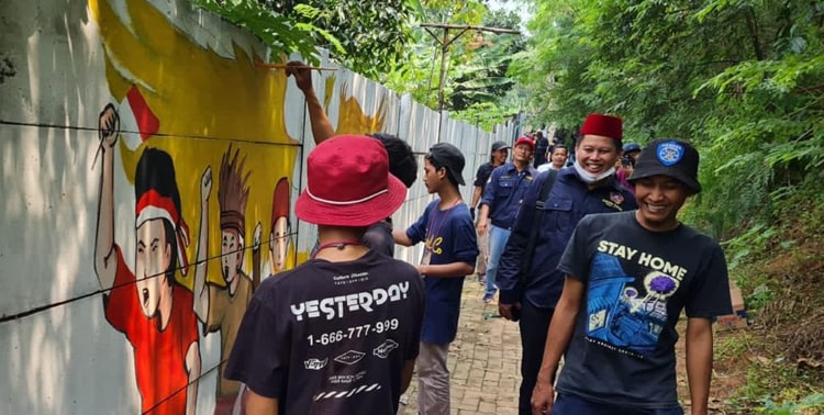 Beragam jenis tema mural menghiasi dinding tembok di salah satu sudut Desa Kadu, Kecamatan Curug, Kabupaten Tangerang