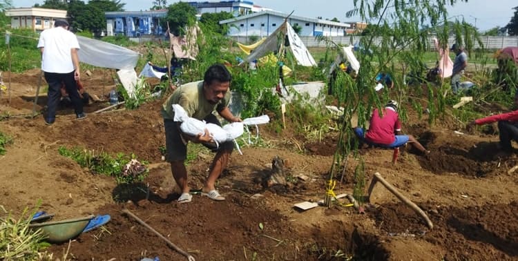 Ratusan makam di Jalan DR Sitanala, Neglasari, Kota Tangerang dibongkar untuk dipindahkan ke Tempat Pemakaman Umum (TPU) Selapajang.