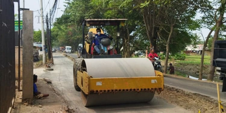 Pemerintah Kota Kota Tangerang sedang memperbaiki beberapa jalan yang rusak. Pekerjaan itu ditarget selesai akhir tahun ini.