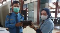 Petugas cleaning service Bandara Soekarno-Hatta, Halimah menemukan tas tangan (handbag) berisi cek senilai Rp35,9 miliar.