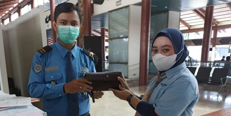 Petugas cleaning service Bandara Soekarno-Hatta, Halimah menemukan tas tangan (handbag) berisi cek senilai Rp35,9 miliar.