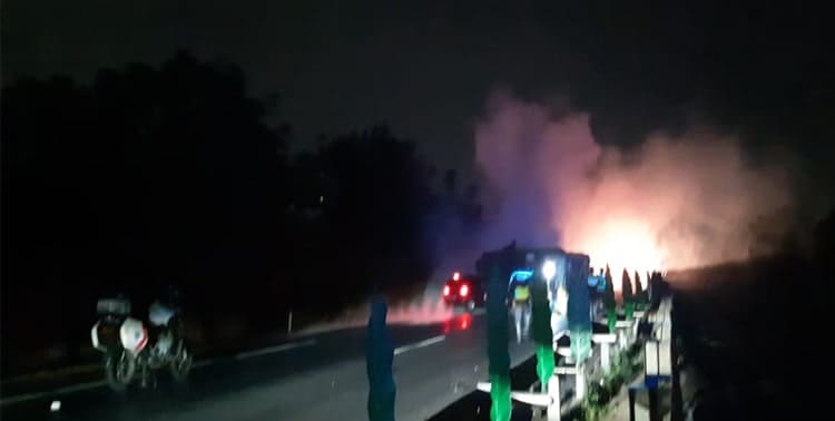 Truk tangki yang mengalami kecelakaan beruntun di jalan Tol Tangerang-Merak, kilometer 74, Serang, Banten, terguling, Minggu malam 17 Oktober 2021