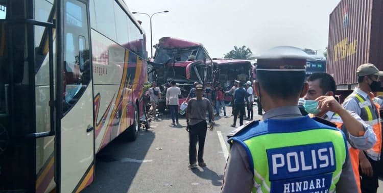 Kronologi singkat kecelakaan yang melibatkan empat bus wisata Komara di Km 69 Tol Merak, Sabtu 16 Oktober 2021.