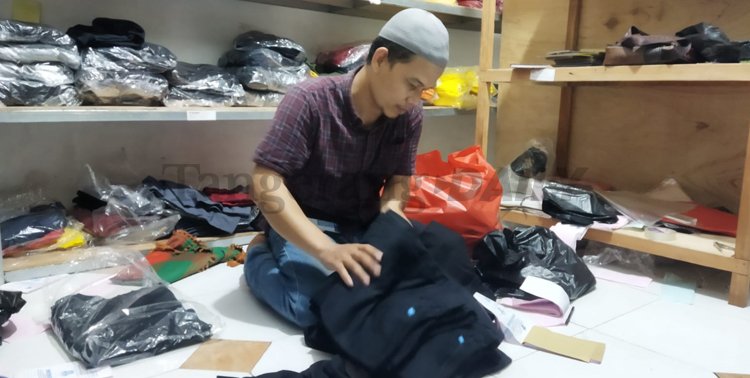 Ibaidillah sukses menjalani usaha kaos oblong di saat pandemi Covid-19 dengan omzet hingga sertus juta rupiah per bulan.