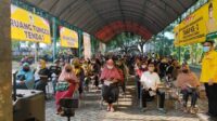 Sebanyak 1.500 orang mengikuti vaksinasi Covid-19 dosis kedua di gedung DPD Partai Golkar Kabupaten Tangerang, Sabtu 16 Oktober 2021.