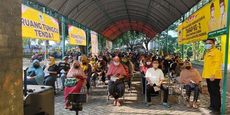 Sebanyak 1.500 orang mengikuti vaksinasi Covid-19 dosis kedua di gedung DPD Partai Golkar Kabupaten Tangerang, Sabtu 16 Oktober 2021.