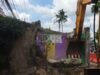 Rumah yang berdiri di tengah Jalan Maulana Hasanudin, Kelurahan Poris Gaga, Kecamatan Batuceper, Kota Tangerang akhirnya dibongkar.