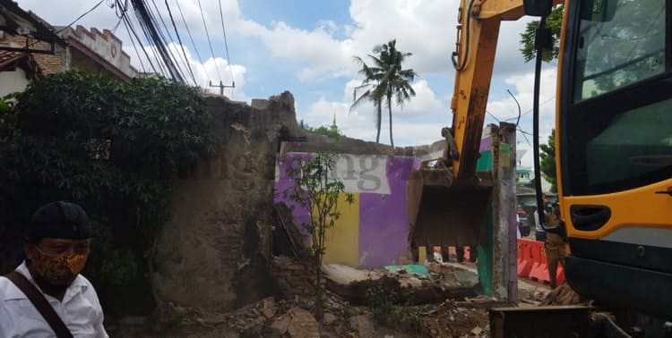 Rumah yang berdiri di tengah Jalan Maulana Hasanudin, Kelurahan Poris Gaga, Kecamatan Batuceper, Kota Tangerang akhirnya dibongkar.