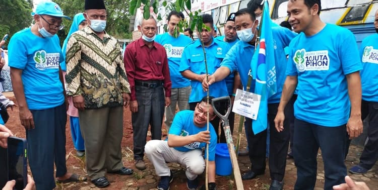 Partai Gelora merespon dampak perubahan iklim yang sedang menjadi tantangan dan ancaman kehidupan di bumi dengan gerakan menanam pohon