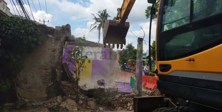 Dinas Pekerjaan Umum dan Penataan Ruang (PUPR) Kota Tangerang membongkar bangunan rumah di tengah Jalan Maulana Hasanudin,