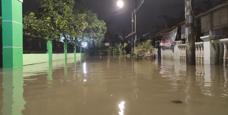 Sejak Minggu hingga Senin 8 November ini,  Badan Penanggulangan Bencana Daerah (BPBD) Kota Tangerang Selatan, mendata tujuh titik lokasi genangan air dan banjir di Tangerang Selatan.