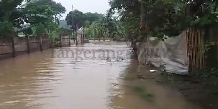 Sebanyak 150 kepala keluarga korban banjir di Perumahan Puri Permai 1 Tigaraksa mendapat bantuan logistik dari BPBD Kabupaten Tangerang