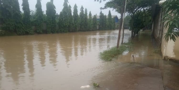 Banjir kembali merendam kawasan industri Olex, Balaraja, Kabupaten Tangerang, Senin, 1 November 2021. Kendaraan tidak bisa melintas.