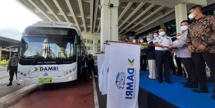 Perum Damri melakukan uji coba satu unit bus listrik di Terminal 3 Bandara Soekarno-Hatta, Kamis 25 November 2021.