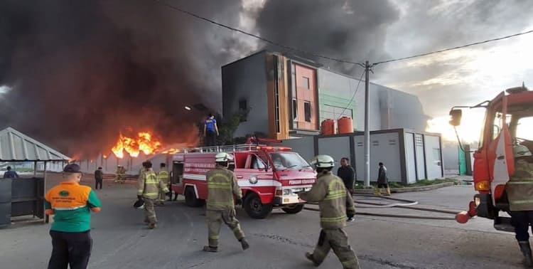 Sampai Jumat siang ini, 5 November 2021, kebakaran di pabrik korek api gas di kawasan Laksana Bussiness Park, Pakuhaji belum juga padam.