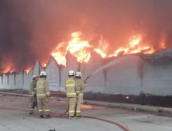 4 Hari Api Belum Padam, Petugas Pemadam Disiagakan di Pabrik Korek Pakuhaji