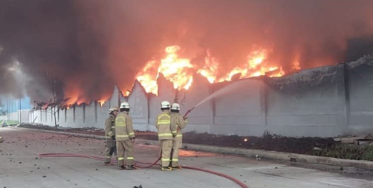 Kebakaran hebat terjadi di pabrik korek di blok CC kawasan Laksana Business Park, Selasa petang ini, 2 November 2021.