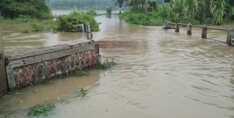 Sebelas rumah warga di Kampung Jambu, Desa Cisereh, Kecamatan Tigaraksa, Kabupaten Tangerang, terisolir banjir, Senin, 1 November 2021.