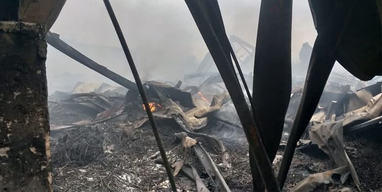 BPBD Kabupaten Tangerang kembali mengerahkan dua unit mobil pemadam kebakaran ke lokasi kebakaran pabrik korek api gas di kawasan Laksana Bussiness Park, Kecamatan Pakuhaji, Minggu 7 Oktober2021. 