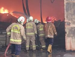 20 Jam Petugas Berjibaku Padamkan Kebakaran Pabrik Korek Api di Pakuhaji