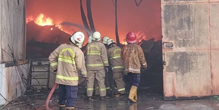 Kebakaran hebat terjadi di pabrik korek di blok CC kawasan Laksana Business Park, Selasa petang ini, 2 November 2021.