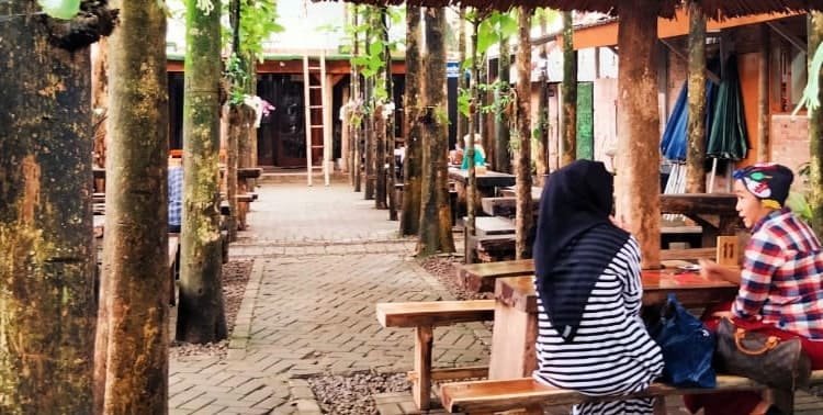 Tangerang Selatan (Tangsel) memiliki beberapa destinasi wisata. Di antaranya wisata alam, wisata buatan, maupun wisata kuliner yang unik.