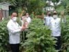Pegawai Dinas Lingkungan Hidup (DLH) Kota Tangerang membagikan hasil panen sayur kacang panjang, dari lokasi Wisata Edukasi DLH