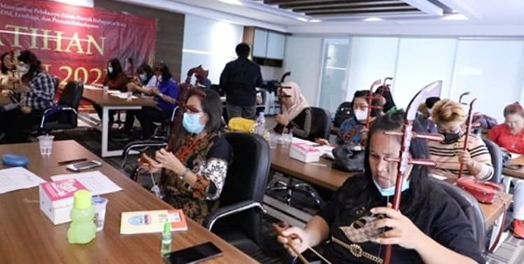 Disbudpar Kota Tangerang menggelar pelatihan alat musik tehyan. Kegiatan berlangsung di Aeropolis, Kecamatan Neglasari, 25 November 2021