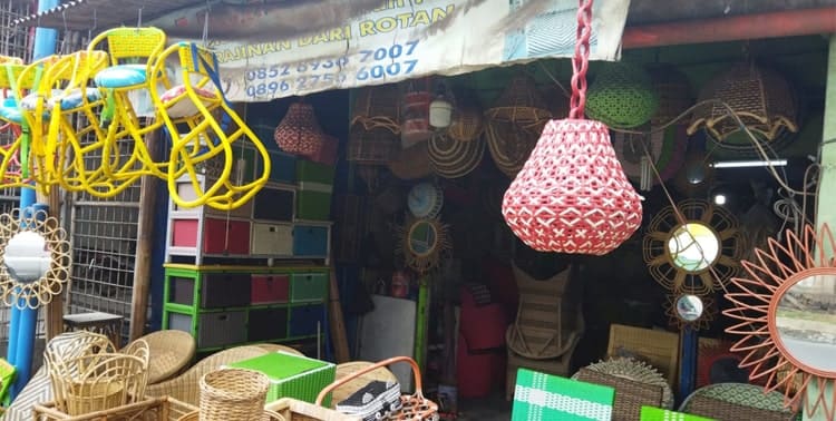 Perajin rotan di Pinang, Kota Tangerang mengeluh harga jual produk mereka menurun. Namun sulit mendapatkan bahan baku.