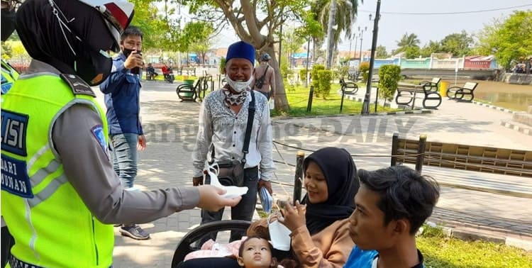 Hari keenam pelaksanaan Operasi Zebra Maung 2021, Ditlantas Polda Banten patroli di tempat Wisata Pantai Gopek Karangantu Serang dan Anyer.