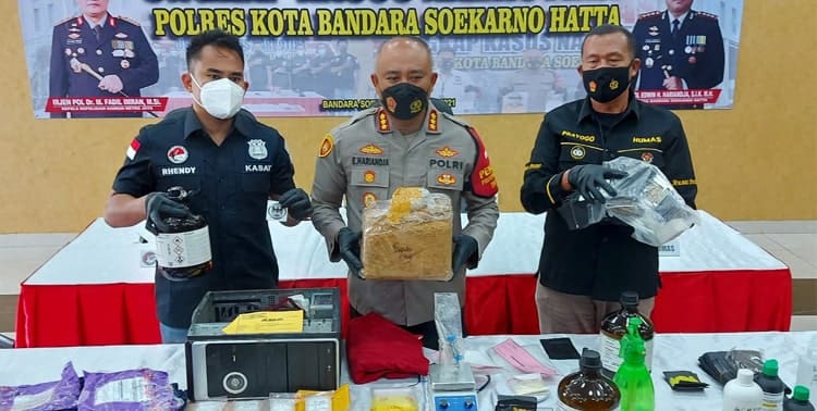 Bandara Soekarno-Hatta Ajun Komisaris Nasrandi mengungkap modus pengiriman paket sabu 4,8 kilogram dari Aceh ke Jawa Timur.