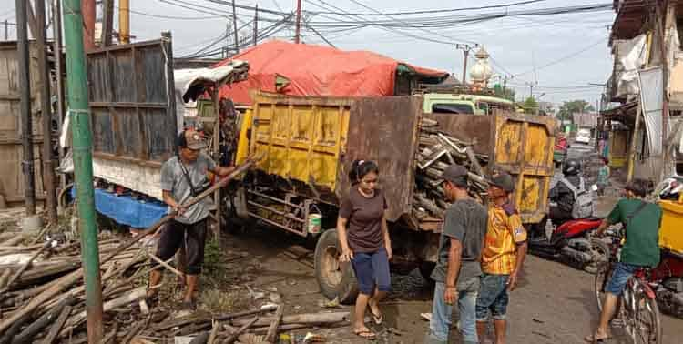 Sebanyak 70 ton sampah diangkat dari Kali Prancis, Kelurahan Dadap, Kosambi, Kabupaten Tangerang selama tiga hari terakhir.