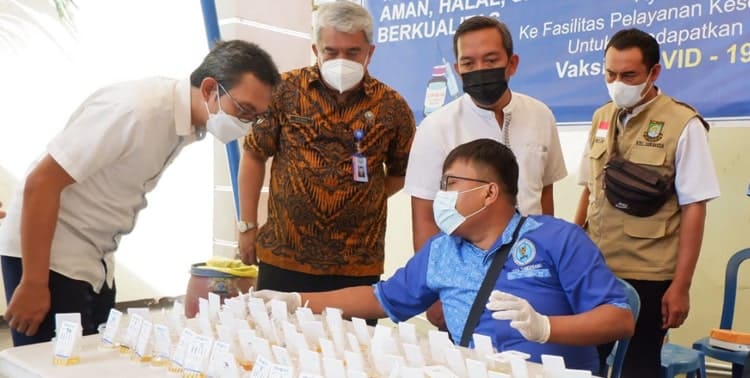 Badan Narkotika Nasional Kota (BNNK) Tangerang melakukan tes urine terhadap 97 pegawai Kecamatan Tangerang, Jumat 26 November 2021.