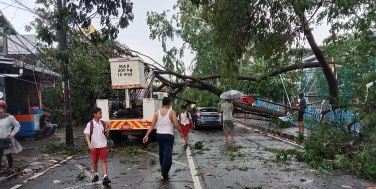 Peristiwa hujan disertai angin kencang terjadi di Kota Tangerang, Kamis siang 23 Desember 2021.