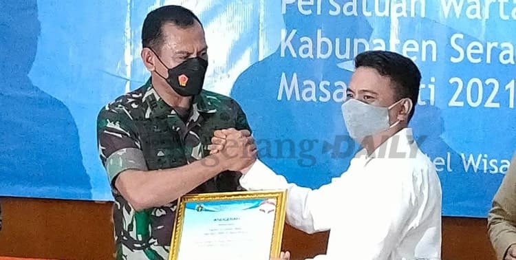 PWI Provinsi Banten memberikan piagam anugerah kepada Kapten Inf Jakson Beay, Danramil 0602-01/Kota Serang atas kemitraan dengan PWI Banten